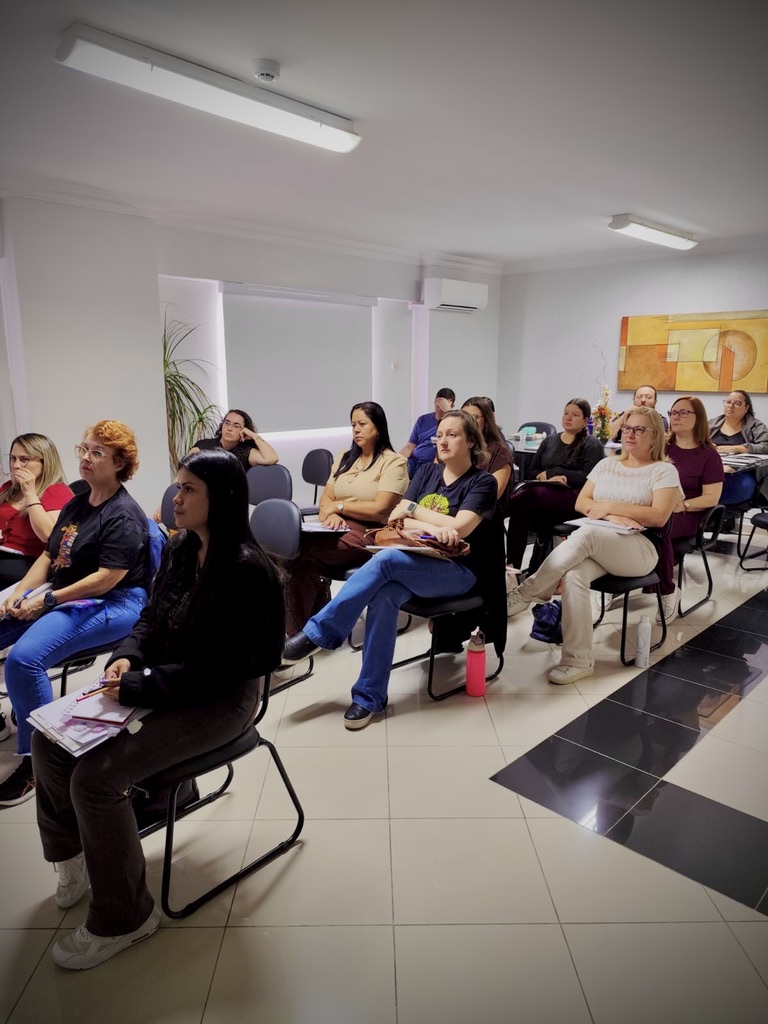 Instrutora apresentando ao grupo durante formação